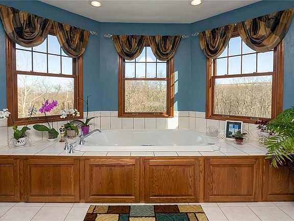 4th image of 320 Thornwood Dr