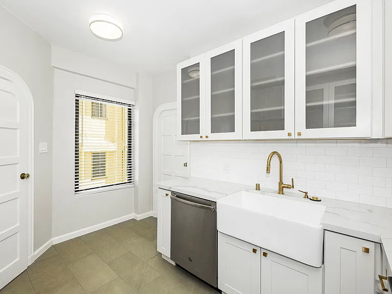 2275 Broadway — Photo 22