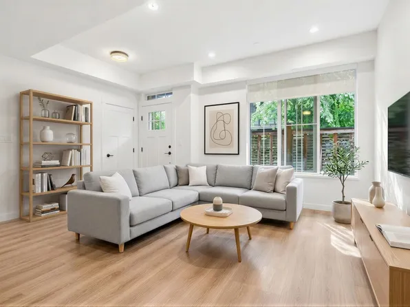 237 Ridgeway Ave #6, North Vancouver, BC V7L 0H6