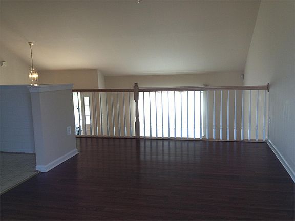 5th image of 46 Bloomington Ln