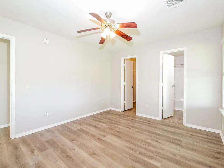 1101 Edinburg Dr — Photo 8