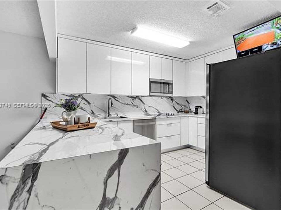 1st image of 980 W 43rd Pl #980