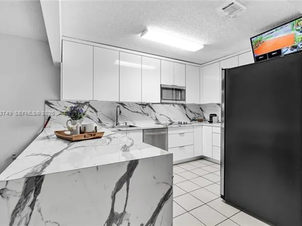 980 W 43rd Pl #980, Hialeah, FL 33012