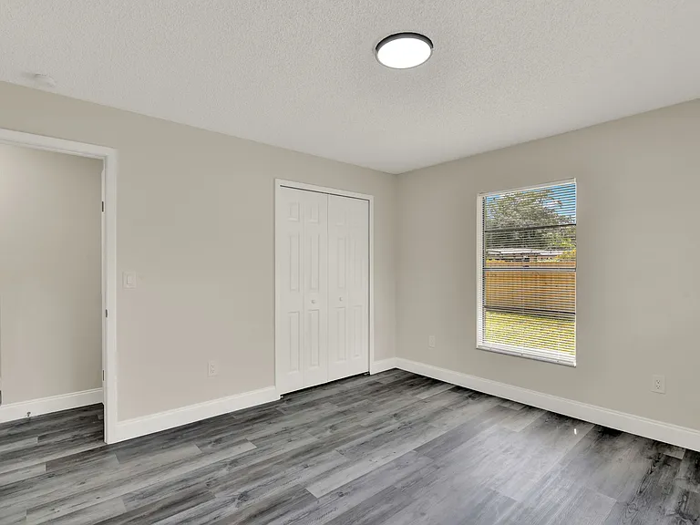 120 W Towne Pl — Photo 11