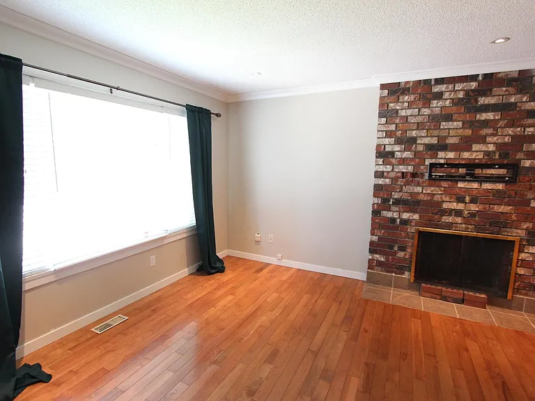 2160 Laurier Ave — Photo 6