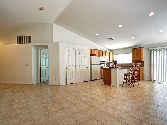 5th image of 1825 E El Campo Grande Ave