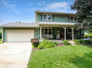 611 S 10th Ave, Saint Charles, IL 60174