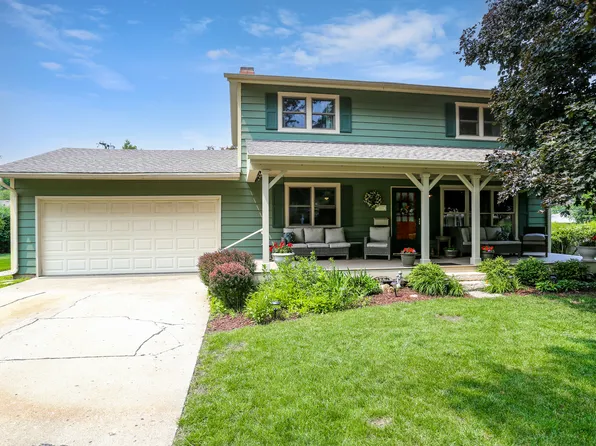 611 S 10th Ave, Saint Charles, IL 60174