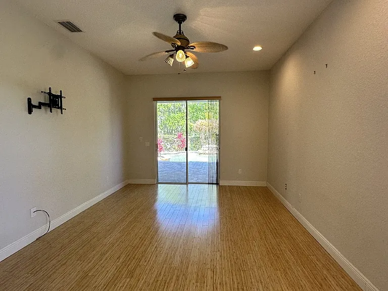 130 Oyster Pl — Photo 16