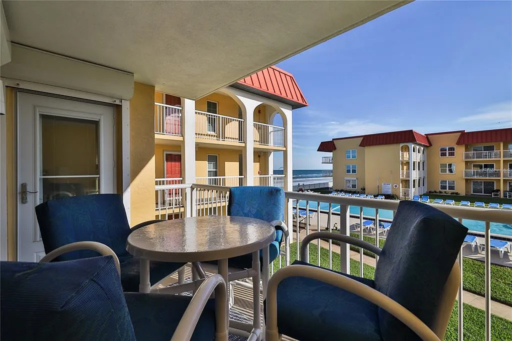 2 bed, 2.0 bath, 912 sqft, $4,500 — Photo 2
