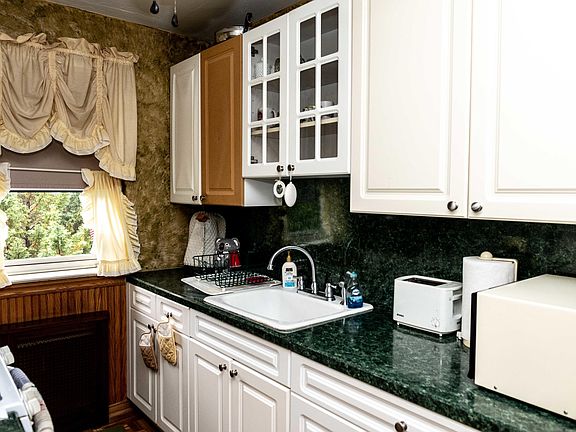 5th image of 585 Castleton Ave APT 2C