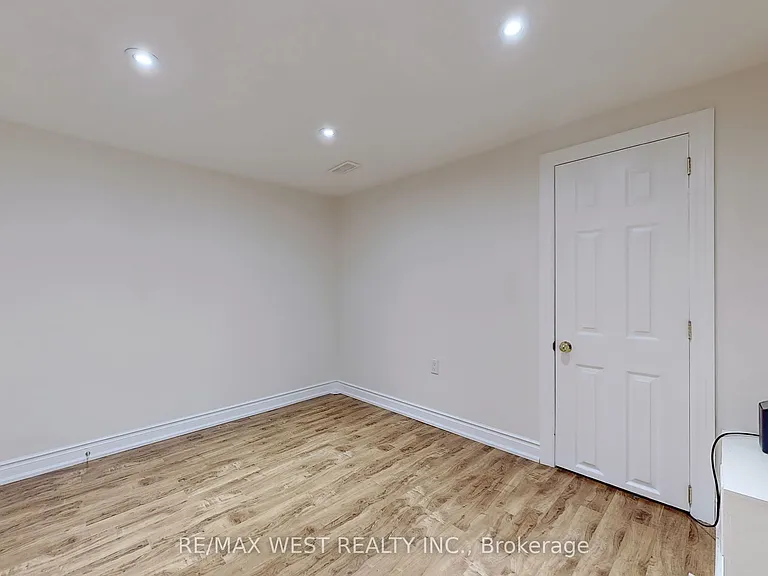 139 Ranee Ave #BASEMENT — Photo 19