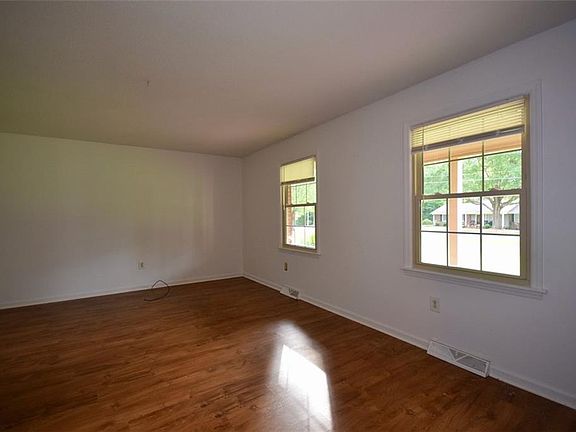 5th image of 745 Mitchell Ln