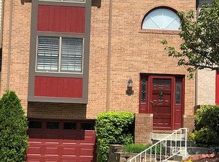 708 Canterbury Dr, Coraopolis, PA