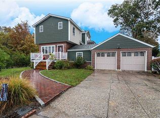 943 Grundy Ave, Holbrook, NY 11741