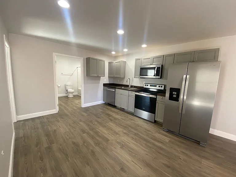 208-214 Laurel St — Photo 6