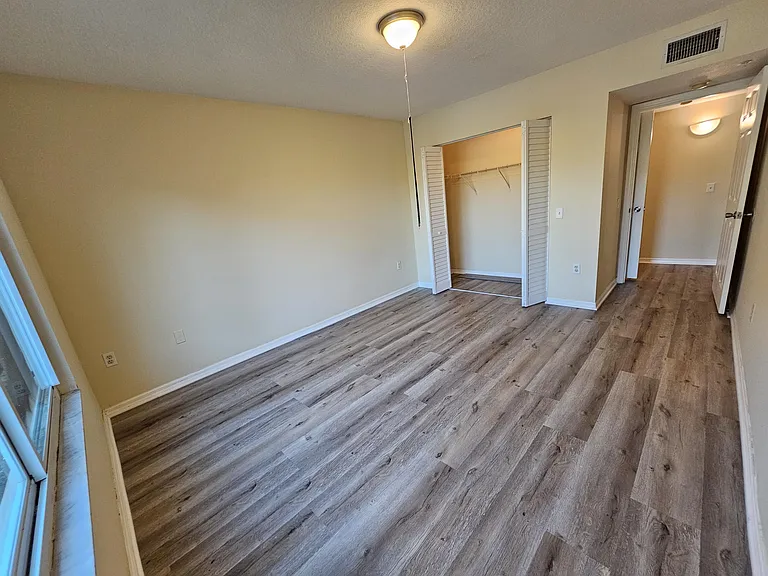 604 Villa Cir #604 — Photo 7