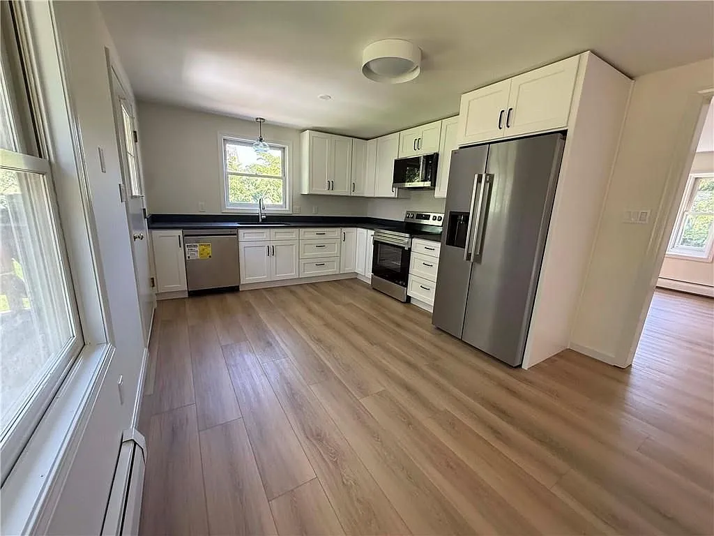 3 bed, 1.0 bath, 1200 sqft, $3,200 — Photo 4