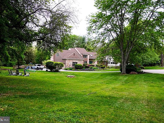 2nd image of 4 E Spring Oak Cir