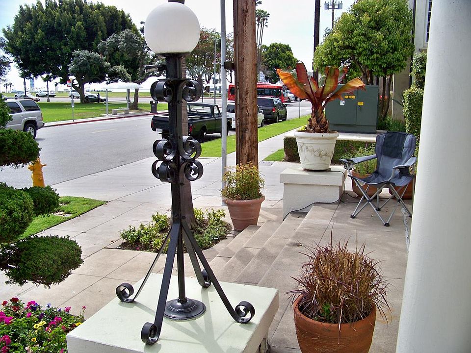 Street view of Bixby Park and the Ocean