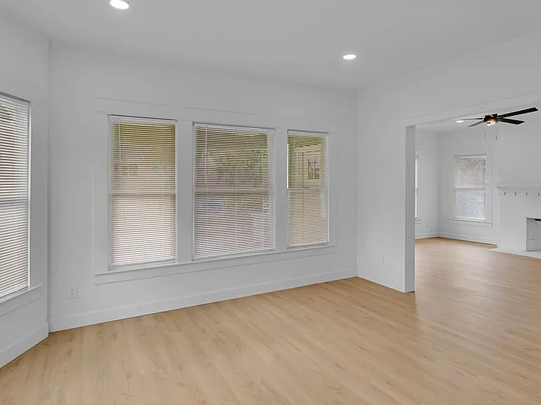 1815 Seneca Ave — Photo 9