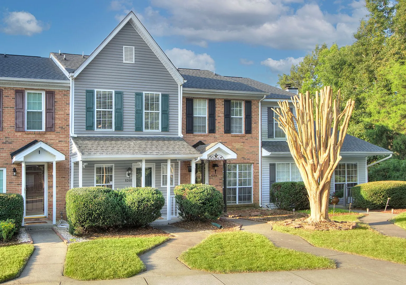 Discover this beautifully updated Raintree townhome featuring an open floor plan and a range of c... — Photo 3