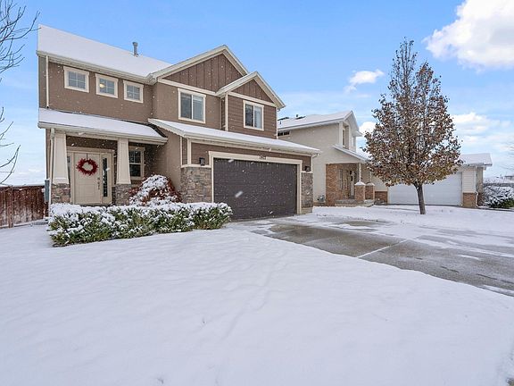 3rd image of 1977 Woodview Dr