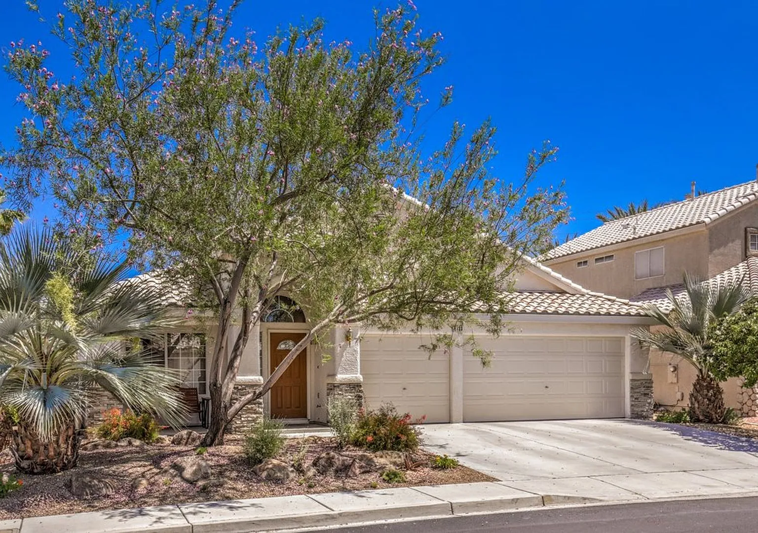 Single Story 1,836 square feet 2 bedroom 3 car garage in Henderson. — Photo 2