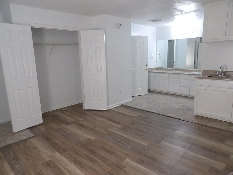 College Pointe Apartments — Photo 30