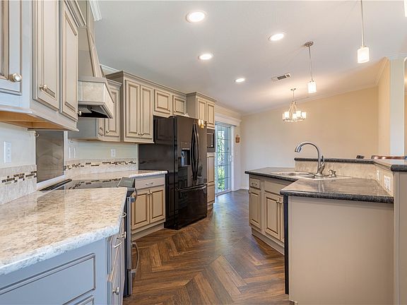 3rd image of 813 Thrush Cir
