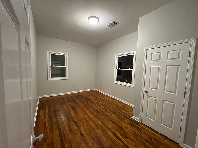 202 N Queen St — Photo 7