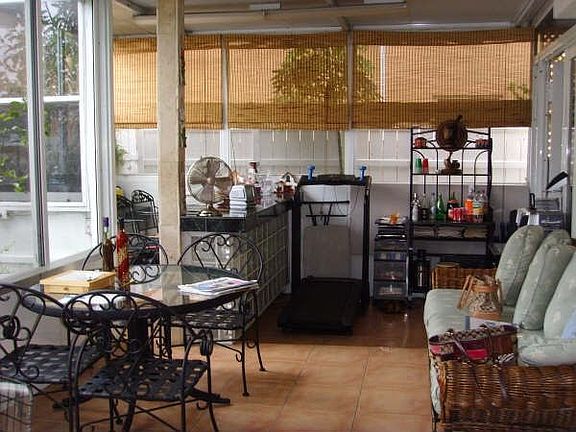 OUTDOOR WET BAR AREA