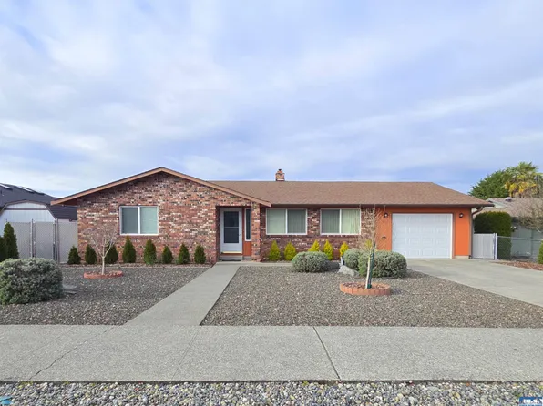 812 E Spruce St, Sequim, WA 98382