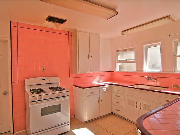 4th image of 13070 Glenoaks Blvd