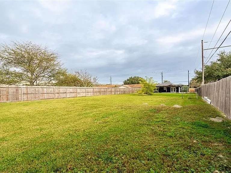 329 Yorktown Blvd — Photo 11