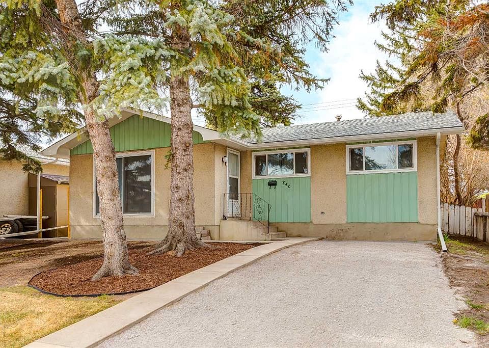 1st image of 840 S Raynard Cres SE