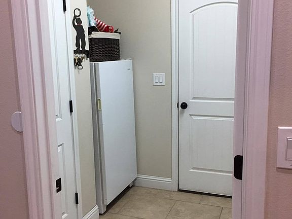 5th image of 800 E 98th St