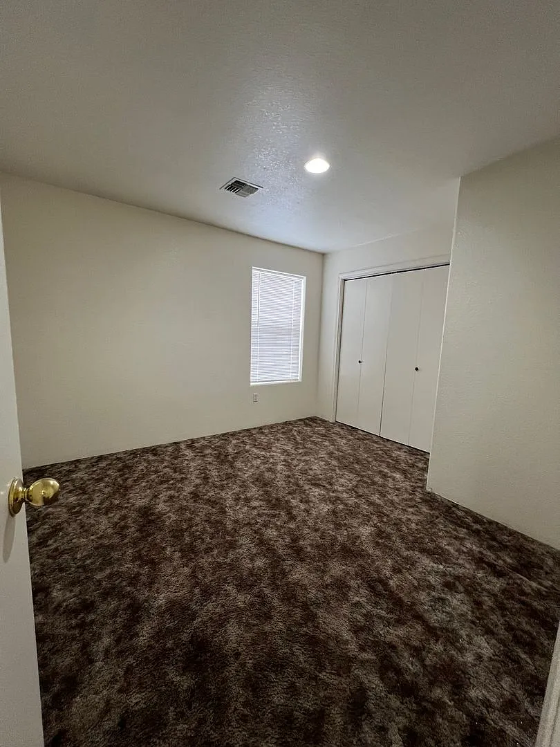 Tri-level 2 Bedroom, 1.5 Bathroom Duplex - Located near Sky Lakes and Oregon Tech! — Photo 1
