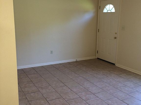 Third pic of living room.