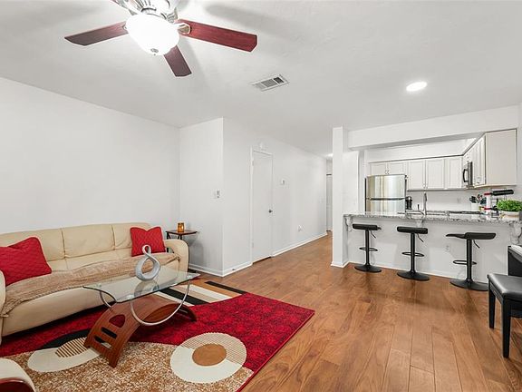 4th image of 2735 SW 35th Pl APT 903