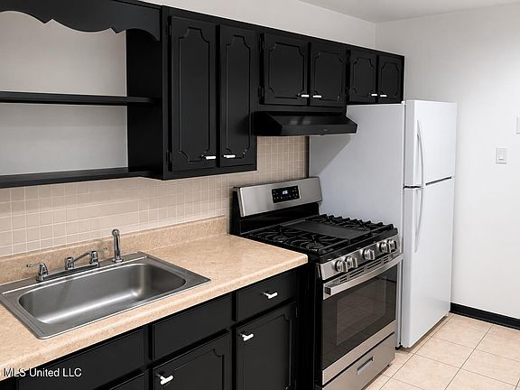 4th image of 104 N Green Ave