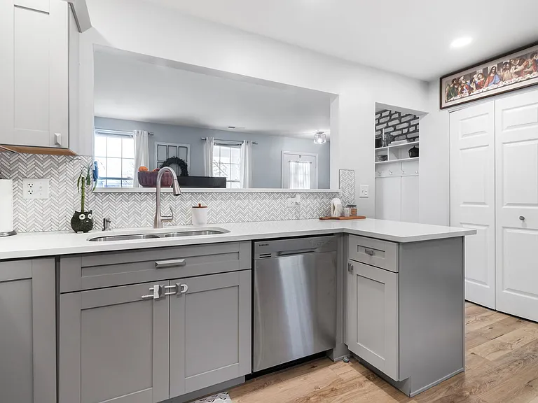 986 Four Seasons Blvd — Photo 5