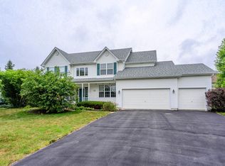 521 Hammer Ln, North Aurora, IL 60542