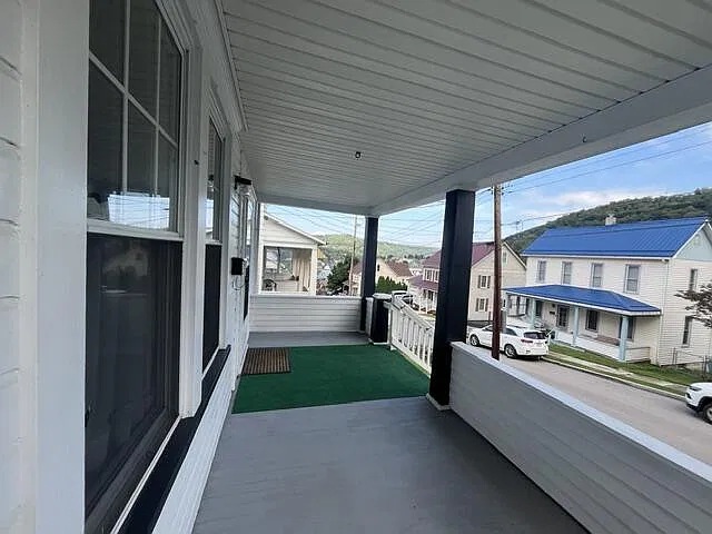 3 bed, 1.0 bath, $1,200 — Photo 2