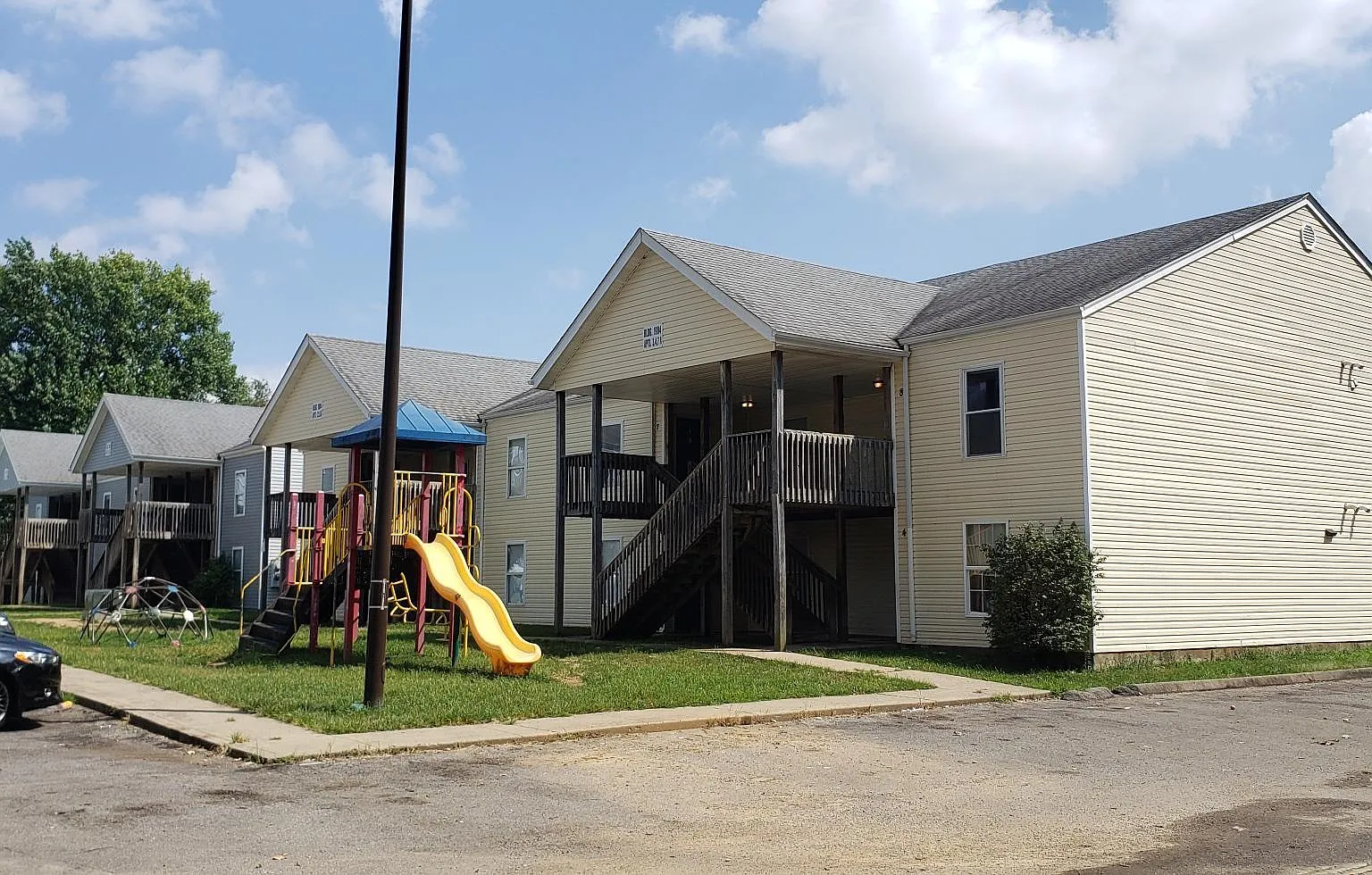 3 bed, 1112 sqft, $895 — Photo 1