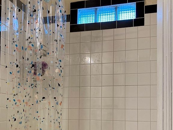 Bathroom, Tub-Shower