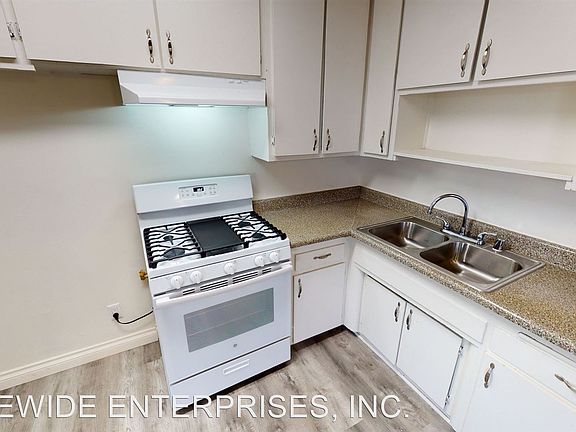 5th image of 8437 Tobias Ave #4