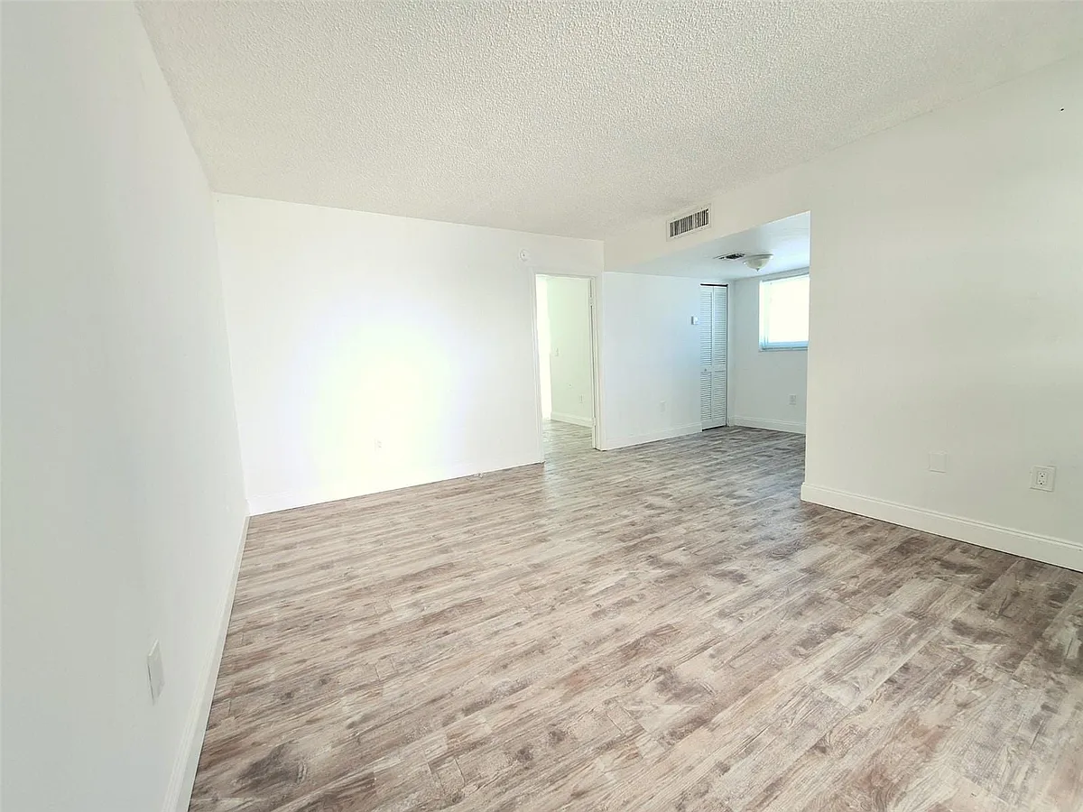 Building Photo - 15 Bay Dr #15