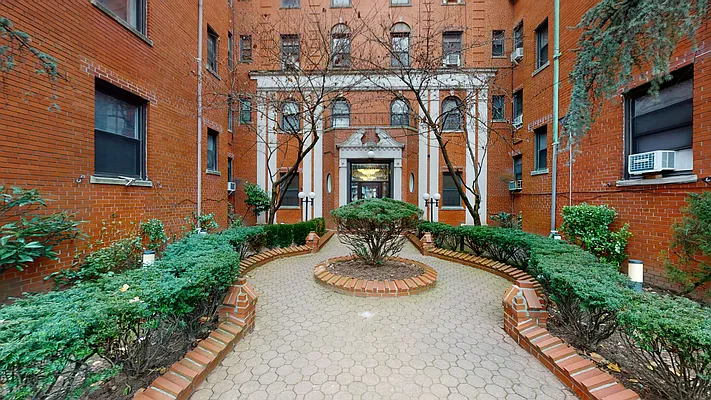 Sold by Thomas Lipovetsky, LREB | media 25