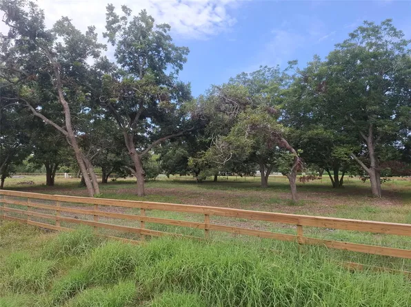 315 Pony Ln, Wallis, TX 77485